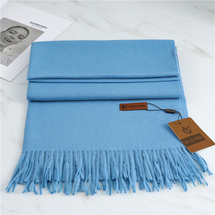 Blaue Kaschmirschal mit Fransen, weiches Material, modisches Accessoire, luxuriöses Design.