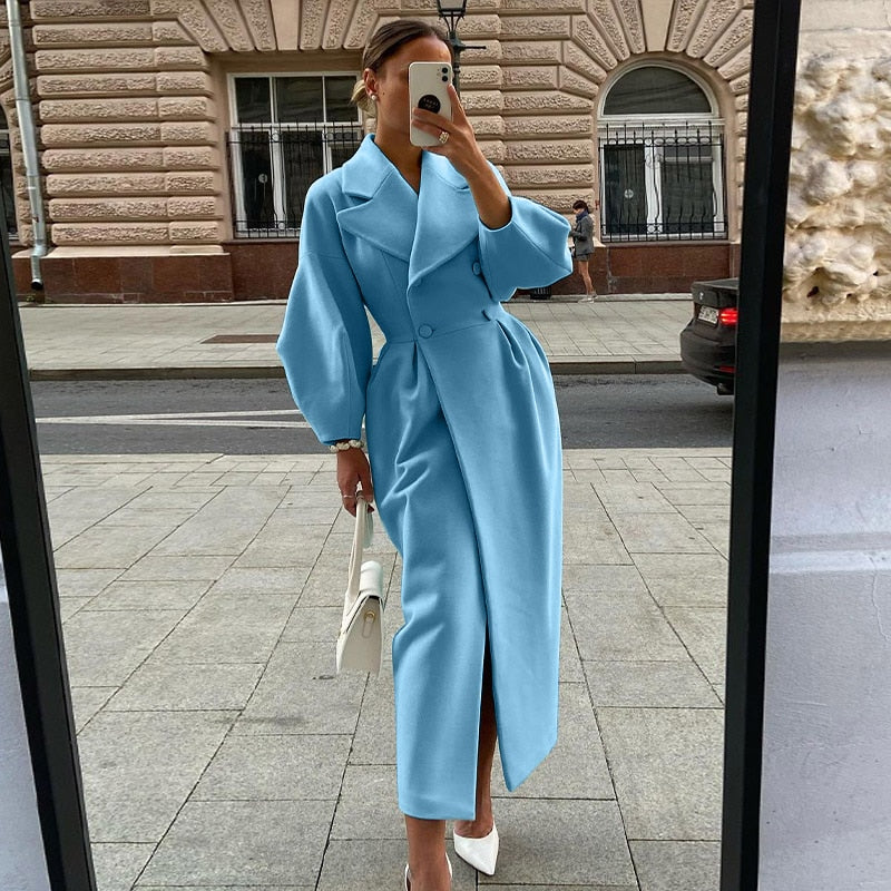 Frau in hellblauem Wollmantel, elegantes Design, Herbstmode, Stadtstraße, weiße Accessoires.