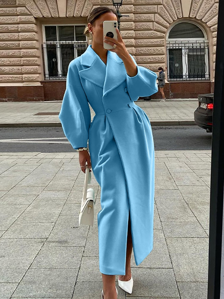 Frau in hellblauem Wollmantel, elegantes Design, Herbstmode, Stadtstraße, weiße Tasche.