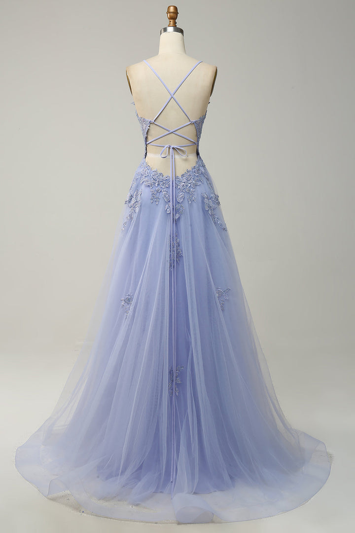 Fliederfarbenes Abendkleid aus Tüll mit Blumenstickerei und Rückenausschnitt.