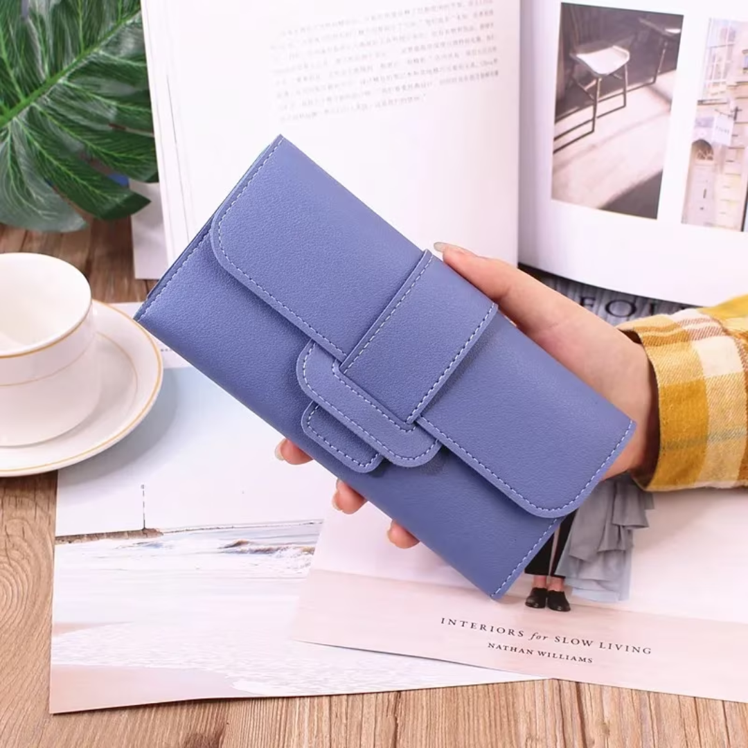 Blaue Damen-Geldbörse aus Leder, elegant, modisch, handgehalten, auf Holztisch.