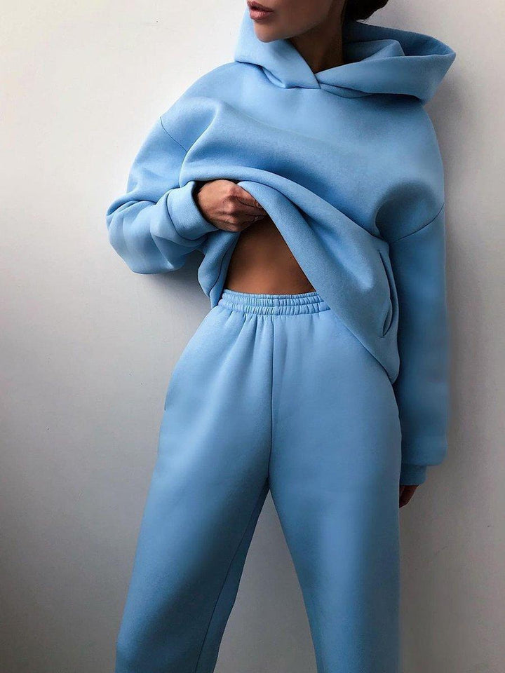 Frau in hellblauem Hoodie und Jogginghose, Freizeitmode, bequeme Kleidung, Streetwear.
