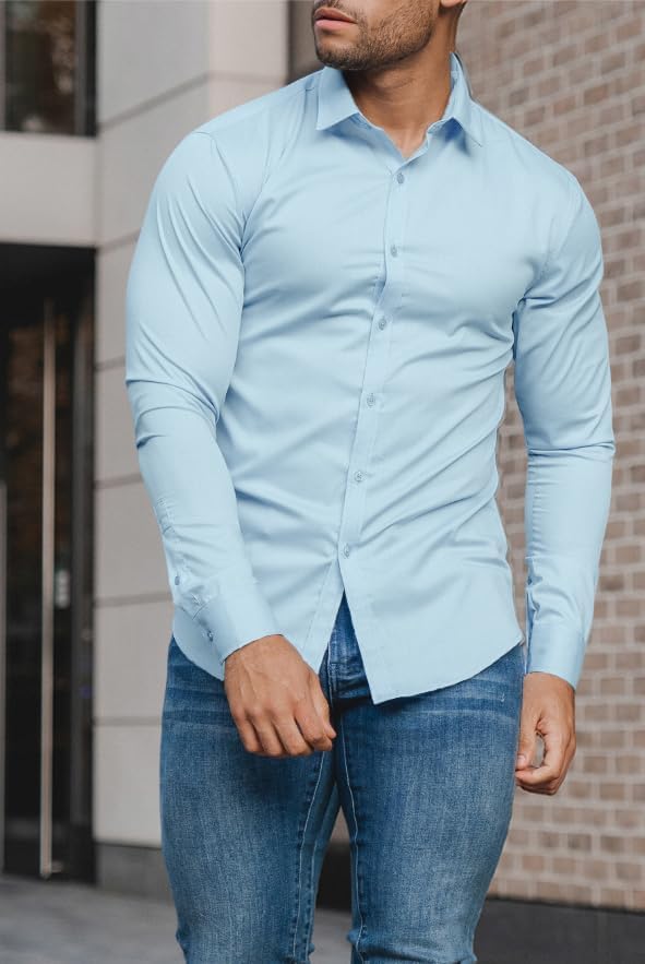 Mann in hellblauem Hemd und Jeans vor Gebäude, modische Herrenbekleidung, Freizeitlook.