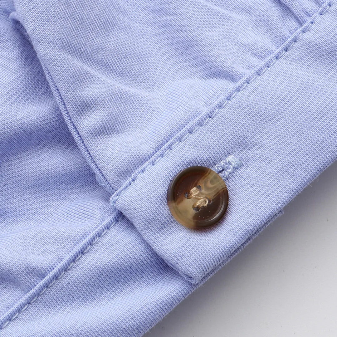 Hellblaues Hemd aus Baumwolle mit Knopfdetail, elegantes Design, hochwertige Verarbeitung.