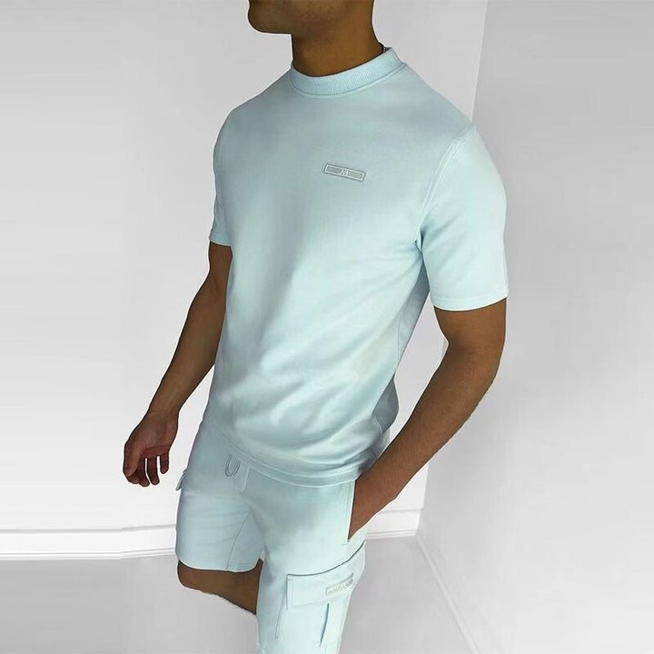 Herren T-Shirt und Shorts Set, hellblau, sportlich, mit Taschen, Freizeitmode.
