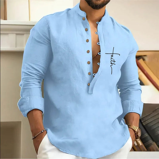 Hellblaues Herrenhemd mit Stehkragen, Knopfleiste und "Faith"-Schriftzug, lässig, Baumwolle.