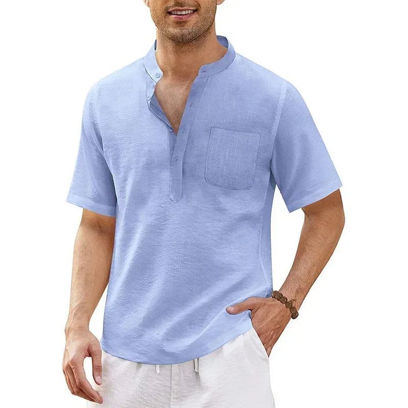Männer Leinenhemd, hellblau, kurzarm, Stehkragen, Sommermode, Freizeitkleidung.