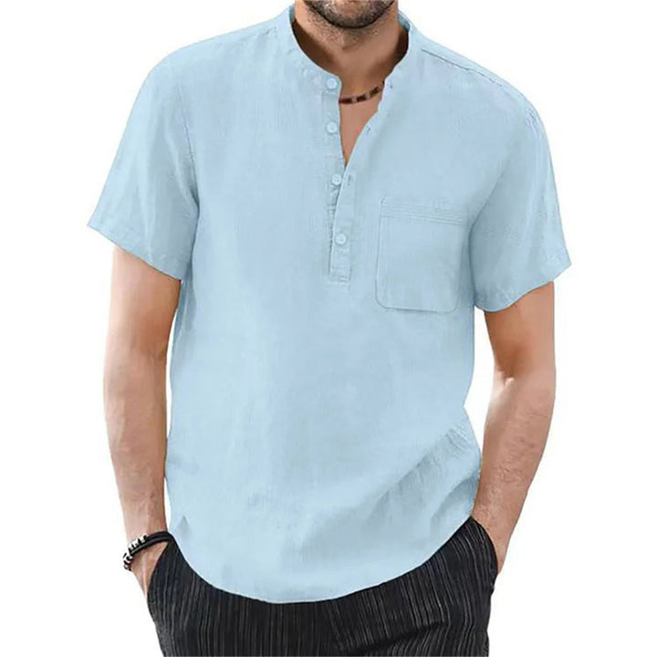 Männerhemd aus Leinen, hellblau, Stehkragen, kurzärmelig, Sommermode, Freizeitkleidung.
