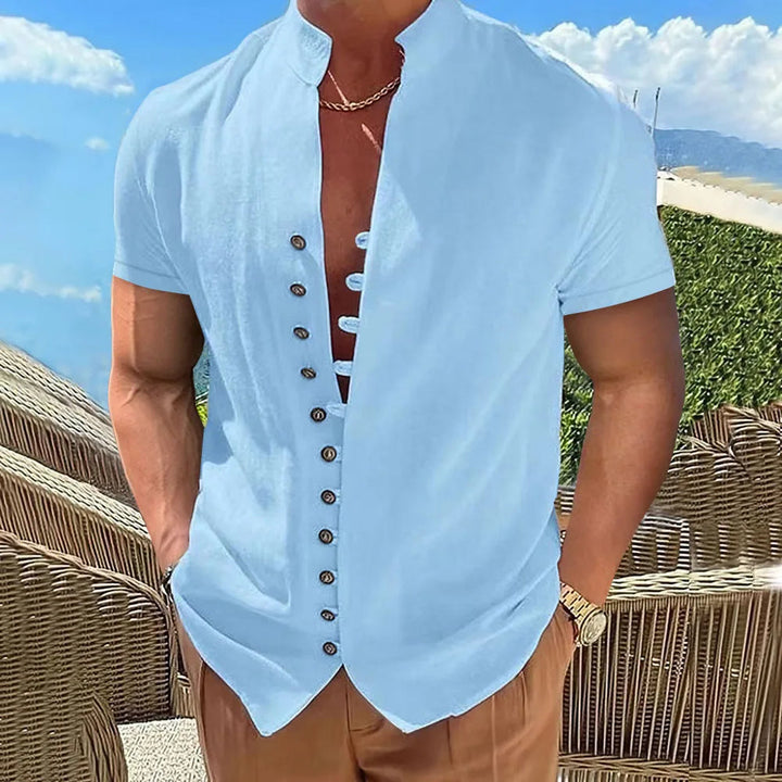 Männerhemd hellblau, kurzarm, Stehkragen, Knopfleiste, Sommermode, Freizeitkleidung.