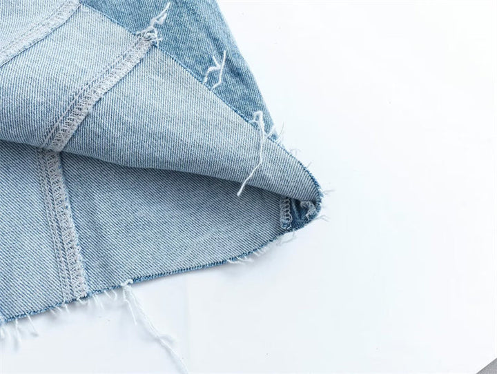Hellblauer Jeansstoff, Nahaufnahme, Fransen, Denim, Textil, Mode, Nähmaterial, DIY-Projekt.