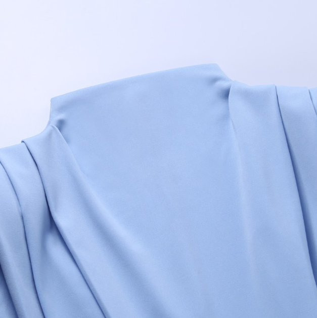 Hellblauer Rollkragenpullover aus Baumwolle, weiches Material, modisches Design.