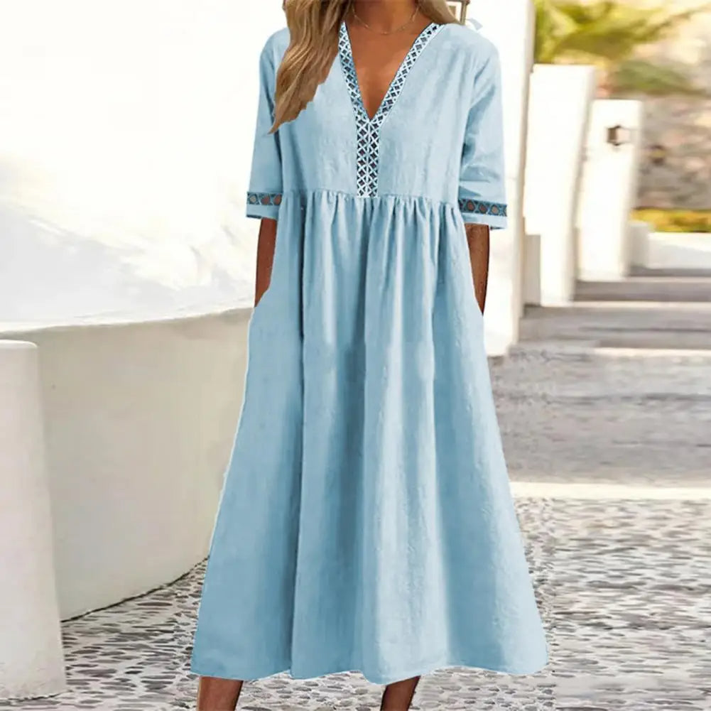 Hellblaues Damen-Sommerkleid mit V-Ausschnitt und Spitzenakzenten, knielang, lässig.