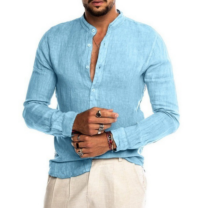 Mann in hellblauem Leinenhemd, Stehkragen, Freizeitlook, Sommermode, Herrenbekleidung.