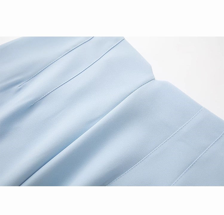 Hellblauer Satin-Stoff, glatt, glänzend, ideal für elegante Kleider und hochwertige Mode.