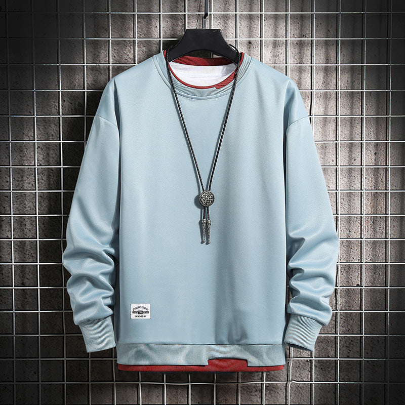 Hellblauer Herrenpullover mit Rundhalsausschnitt, Kordelzug und Logo, modisch und lässig.