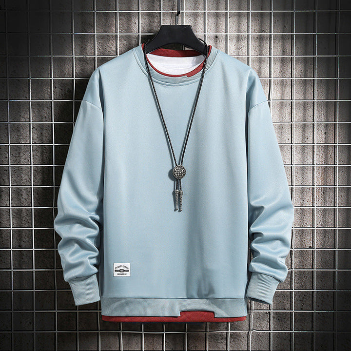 Hellblauer Herrenpullover mit Rundhalsausschnitt, Kordelzug und Logo, modisch und lässig.