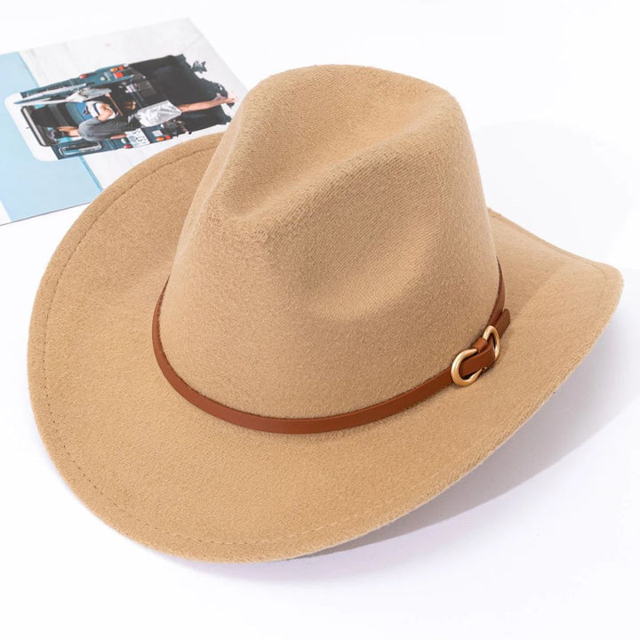 Beiger Cowboyhut aus Filz mit braunem Lederband, modisches Accessoire für Outdoor-Abenteuer.