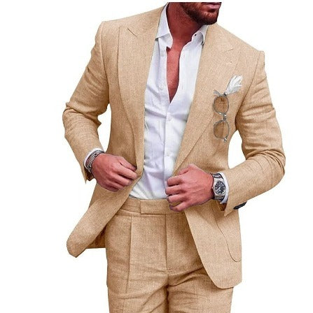 Eleganter Herrenanzug beige Leinen, weißes Hemd, stilvolle Mode, Business-Outfit