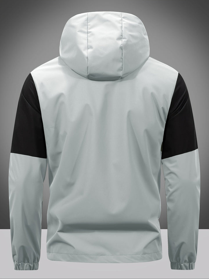 Hellgraue Herrenjacke mit Kapuze, schwarze Ärmel, wasserabweisend, Outdoor-Bekleidung.