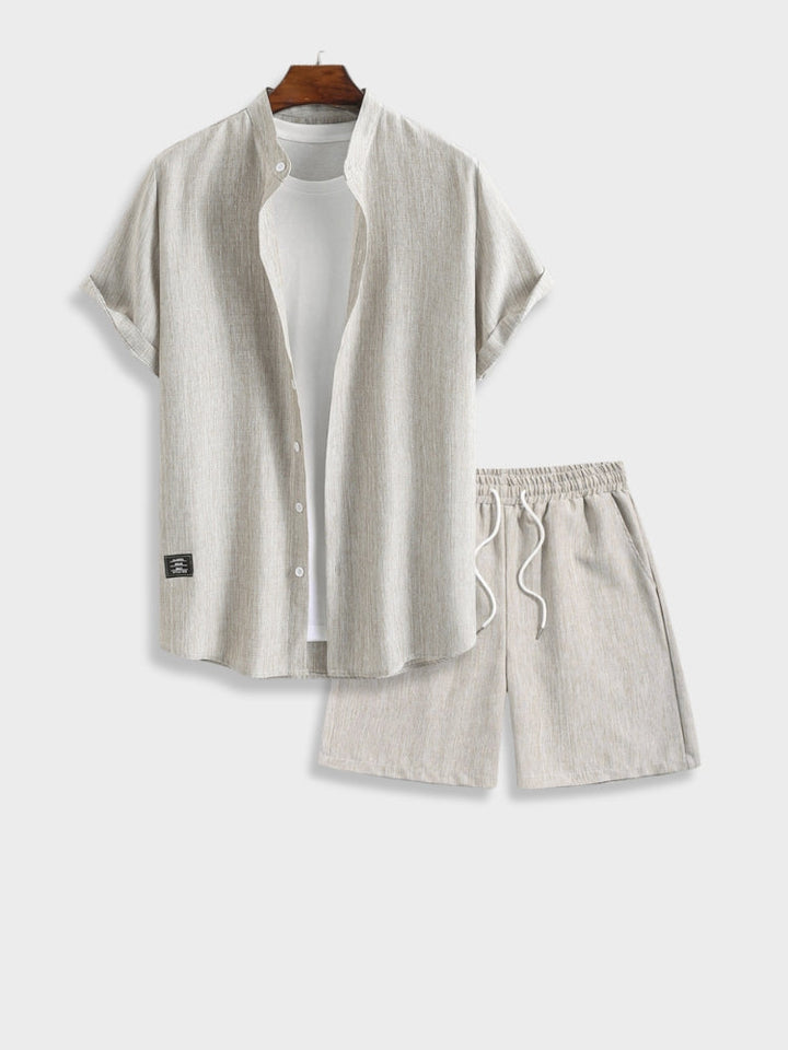 Hellgraues Leinen-Set für Herren, bestehend aus Kurzarmhemd und Shorts, ideal für Sommermode.