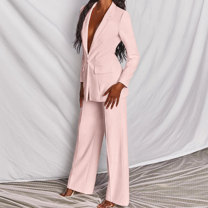 Frau in rosa Blazer-Set, eleganter Anzug, Damenmode, Business-Outfit, stilvoll, modern.