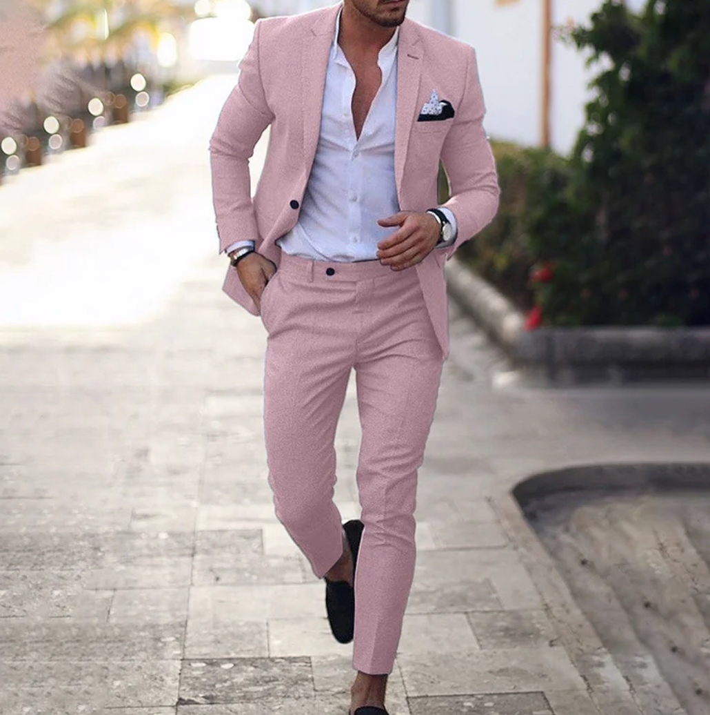 Eleganter Herrenanzug in Rosa, Slim Fit, mit weißem Hemd und Einstecktuch, ideal für Business.