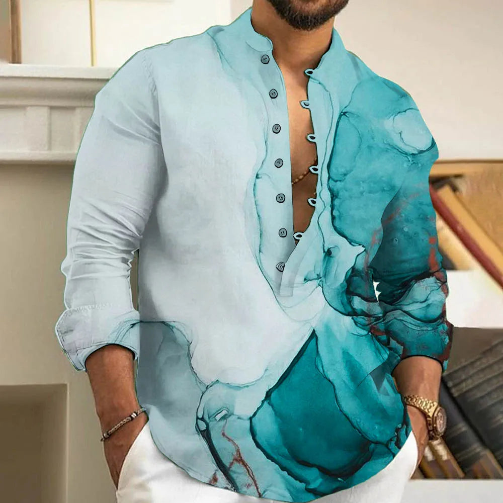 Herrenhemd mit abstraktem blauem Aquarellmuster, Stehkragen, Knopfleiste, langärmlig.