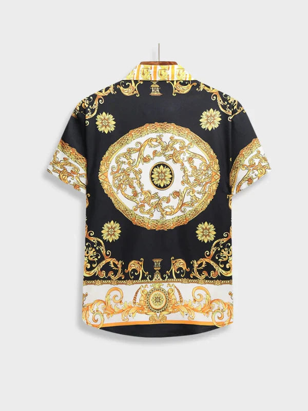 Schwarzes Hemd mit goldenen Barockmustern, Kurzarm, Herrenmode, elegant, stilvoll.