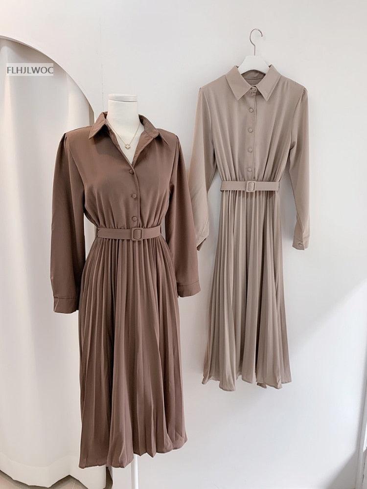 Zwei elegante Hemdblusenkleider, braun und beige, mit Gürtel, langärmelig, aus leichtem Stoff.