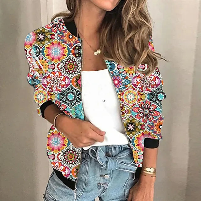 Frau in bunter Vintage-Blumenjacke, lässig, Reißverschluss, Streetwear, Herbstmode.