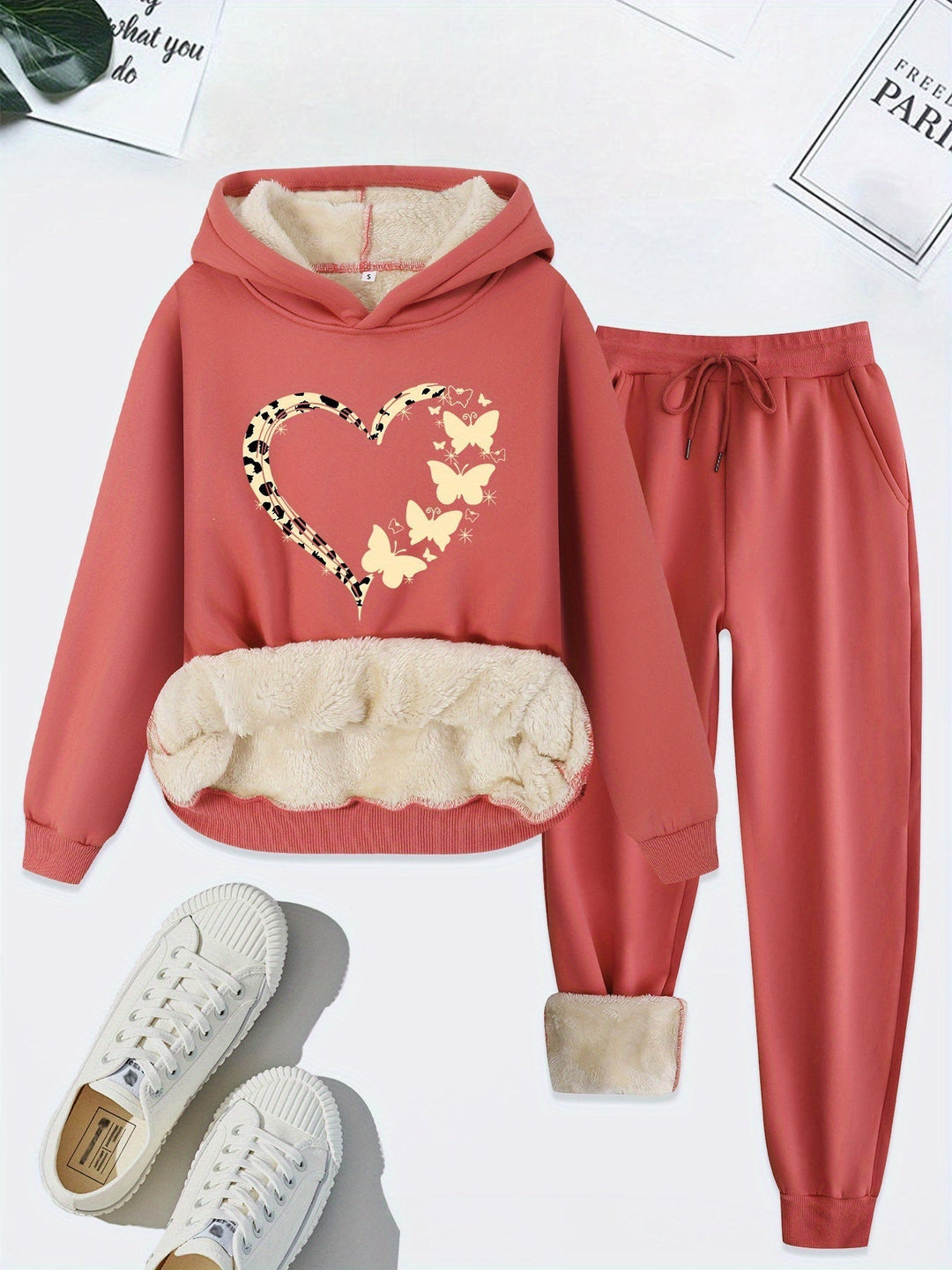Rosa Damen-Sportanzug mit Herz- und Schmetterlingsmotiv, Kapuzenpullover und Jogginghose.