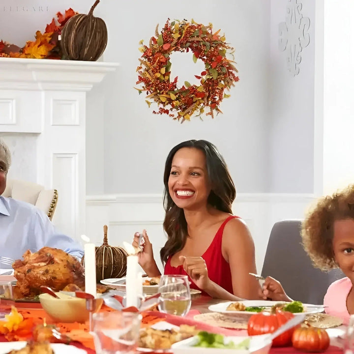 Familienessen mit Herbstkranz, Rattan, Ahornblätter, Feiertagsdeko, Türkranz, Elegare.
