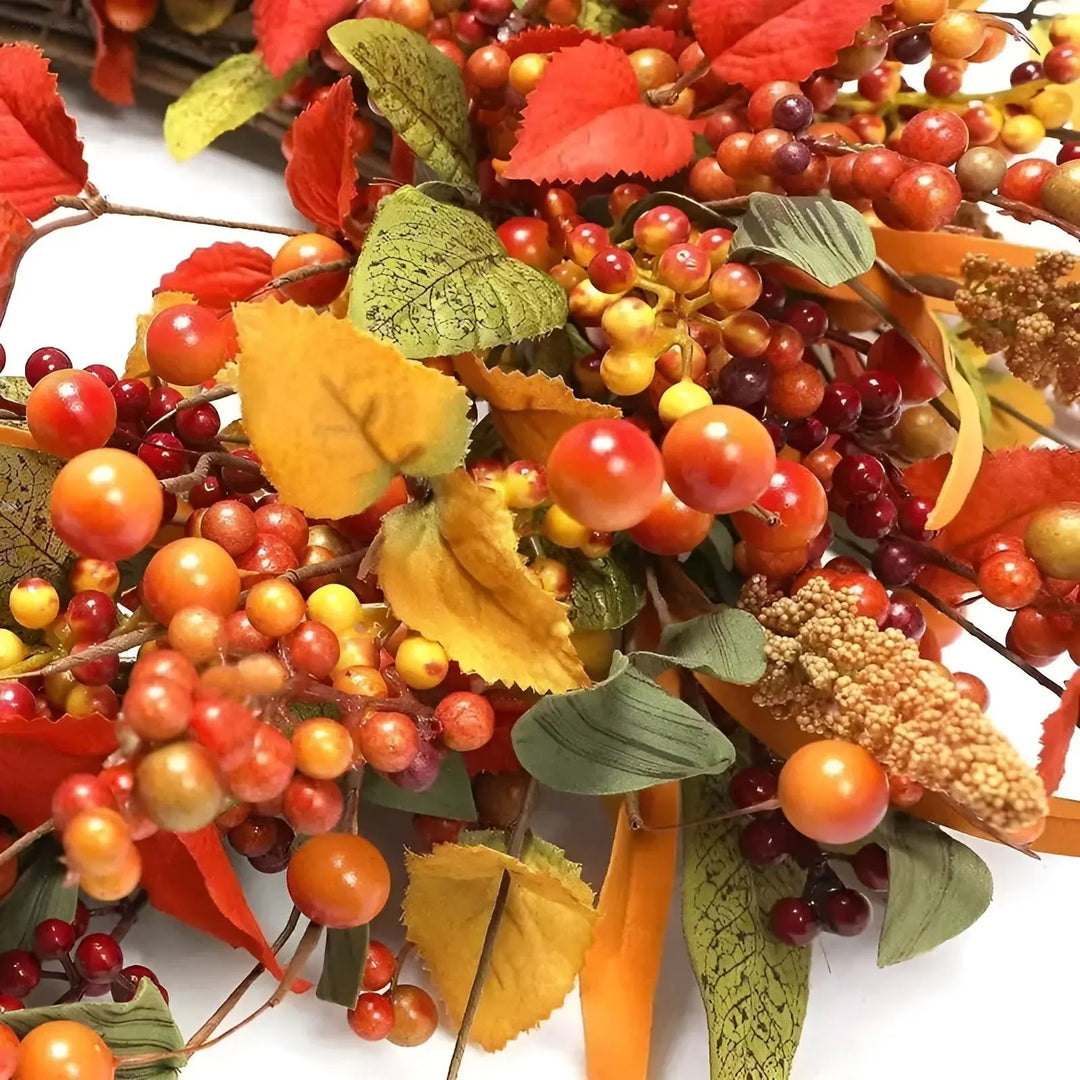 Herbstlicher Türkranz aus Rattan mit Ahornblättern und Beeren, festliche Dekoration.
