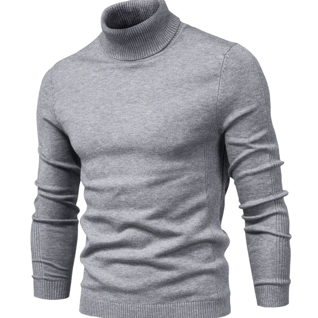 Světle šedý pletený svetr s rolákem a žebrovanými manžetami, vyfocený zepředu bez modelu 1