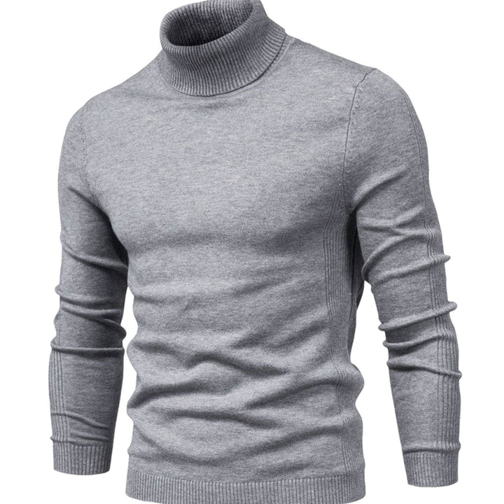 Světle šedý pletený svetr s rolákem a žebrovanými manžetami, vyfocený zepředu bez modelu 1