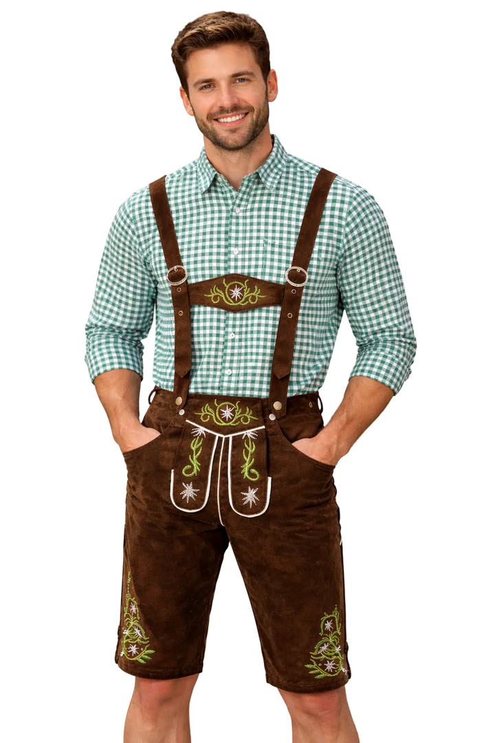 Usmívající se muž v hnědých lederhosen se zelenou výšivkou a šlemi a v zeleně kostkované košili, na bílém pozadí. 1