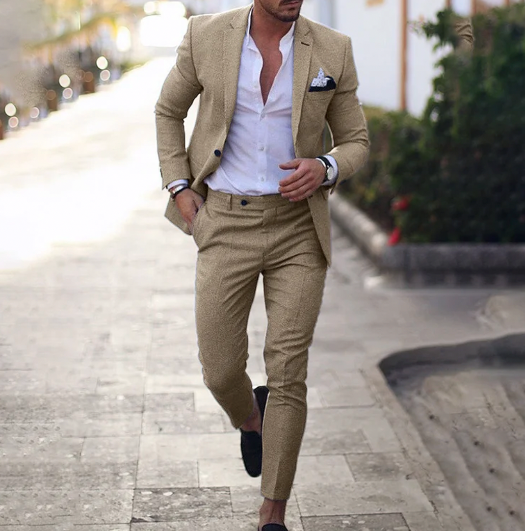 Eleganter Herrenanzug beige, Blazer und Hose, Businessmode, stilvoll, modern, Herrenbekleidung.