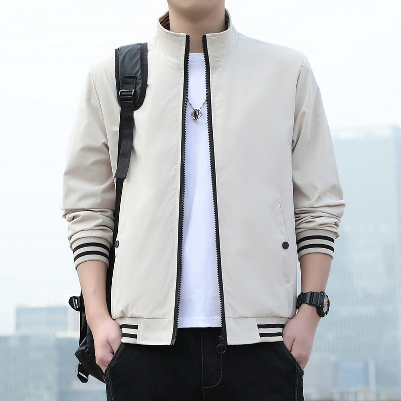 Herren Bomberjacke beige, Reißverschluss, gestreifte Bündchen, lässig, modisch, urbaner Stil.