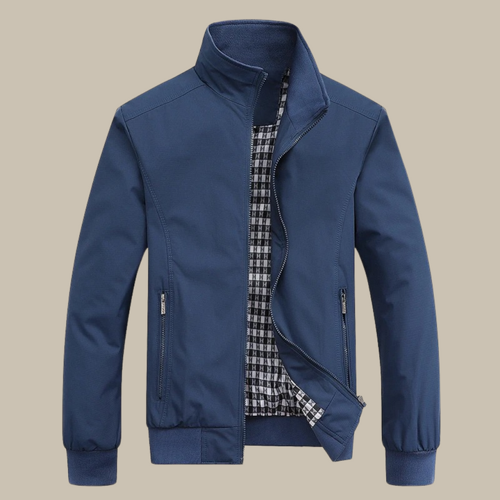 Blauer Herrenblouson, Reißverschluss, kariertes Innenfutter, modische Jacke, Freizeitkleidung.