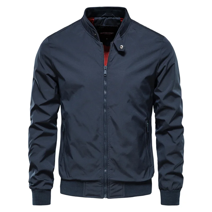Dunkelblaue Herren-Bomberjacke, Reißverschluss, Stehkragen, wasserabweisend, modisch.