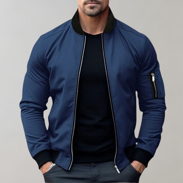 Blauer Herrenblouson, Reißverschluss, schwarzer Kragen, modisch, Freizeitjacke, Baumwolle.