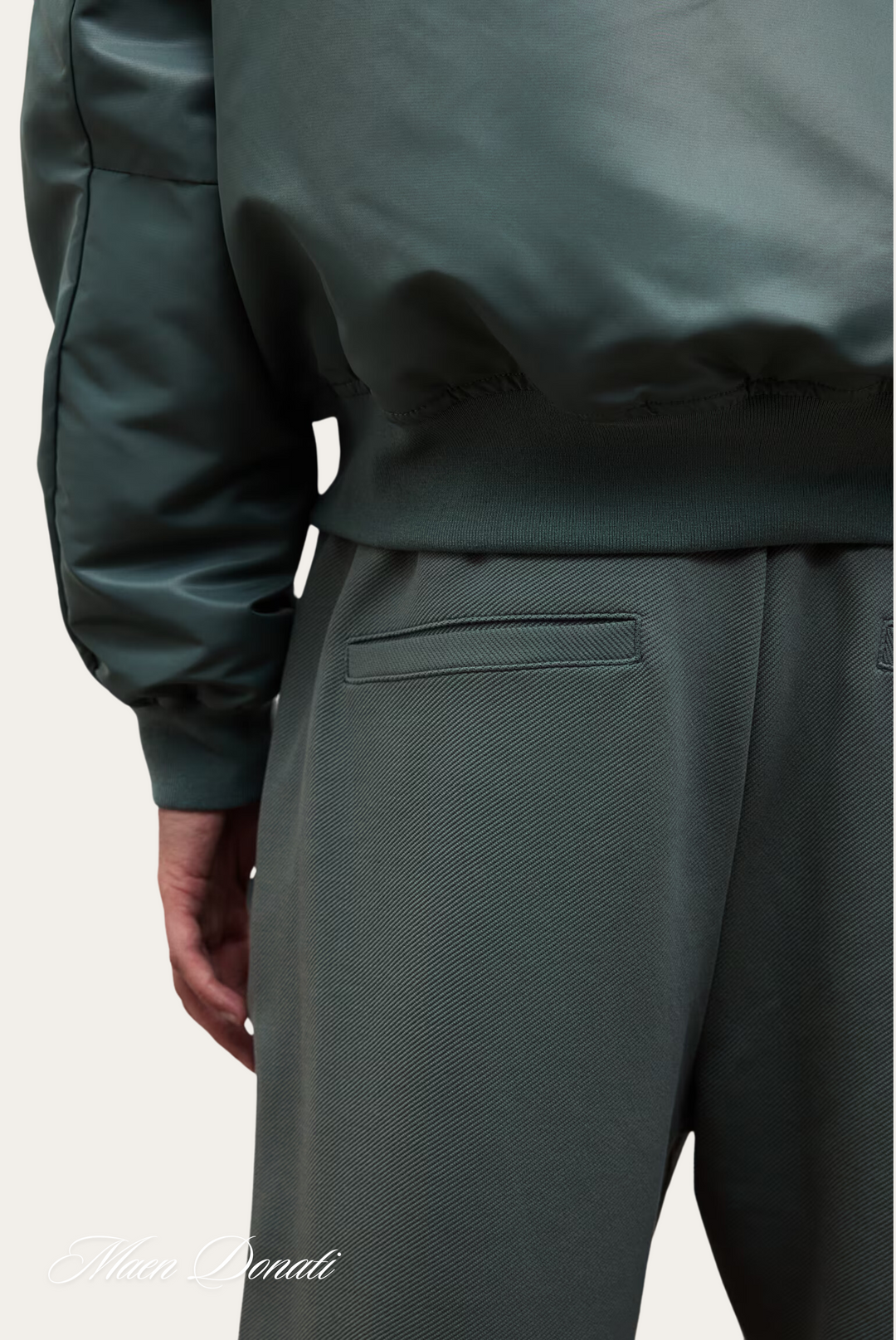 Grüne Bomberjacke und Hose aus Baumwolle, Herrenmode, stilvoll und modern.