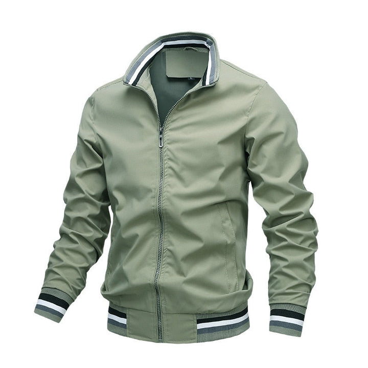 Grüne Herren-Bomberjacke, Reißverschluss, gestreifte Bündchen, modisch, Freizeitkleidung.