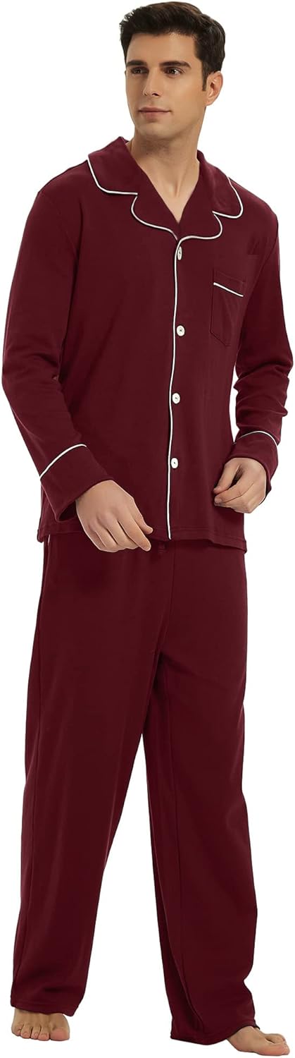 Mann in bordeauxrotem Pyjama-Set aus Baumwolle mit weißen Paspeln und Knöpfen.
