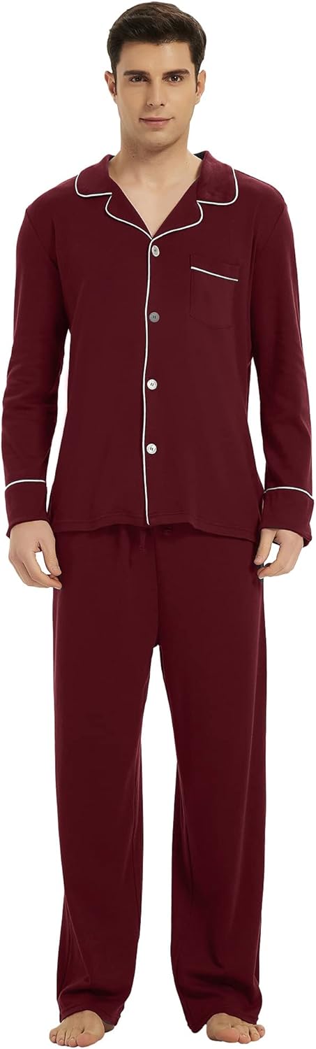 Mann in bordeauxrotem Pyjama-Set aus Baumwolle mit weißen Paspeln, Langarm, Knopfleiste.