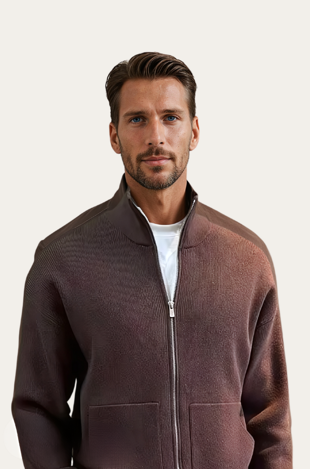 Mann in brauner Strickjacke mit Reißverschluss, weißes T-Shirt, modische Herrenbekleidung.