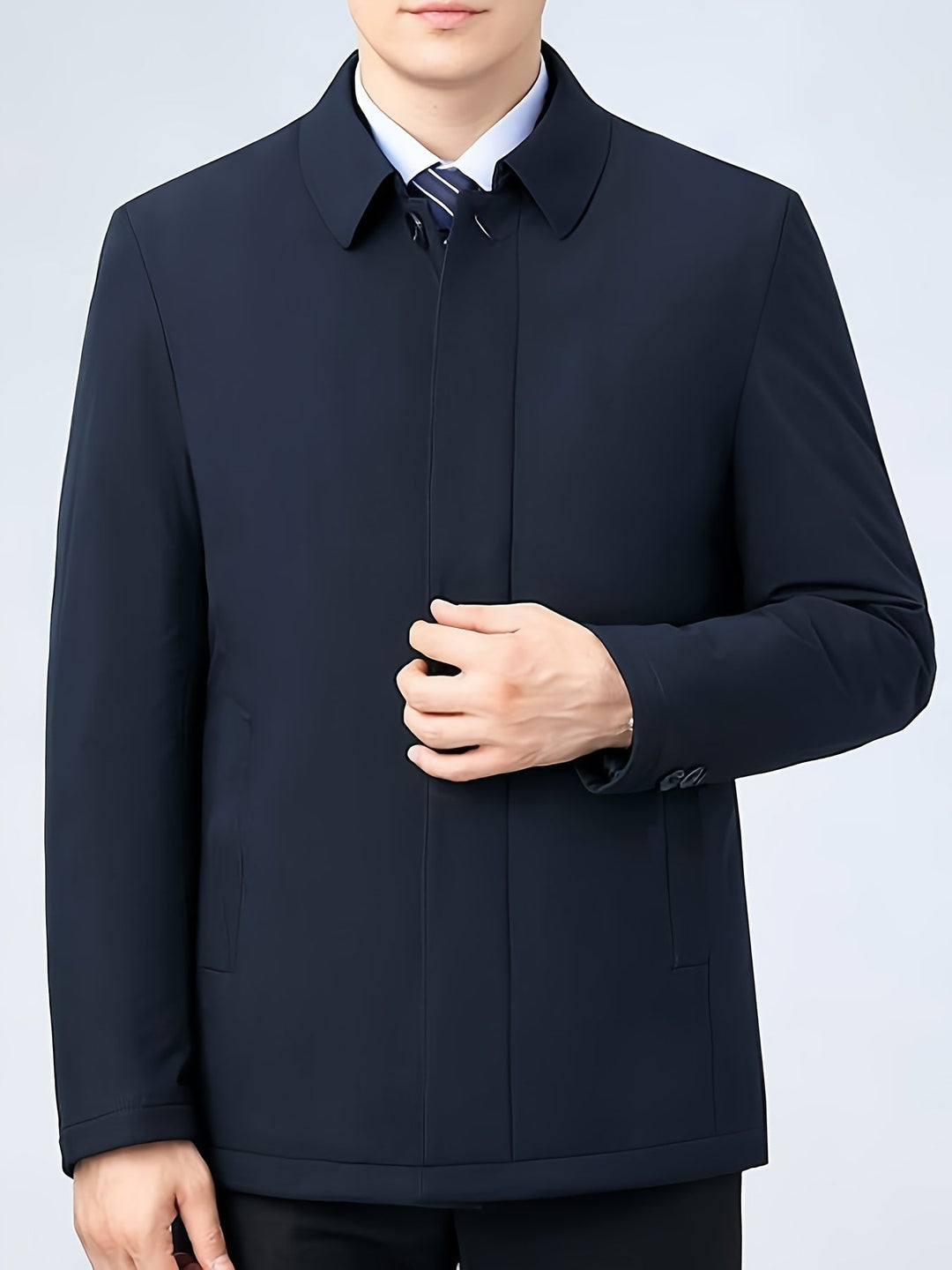 Dunkelblauer Herrenmantel, elegant, klassisch, Anzugstil, Herbstmode, hochwertig, knitterfrei.
