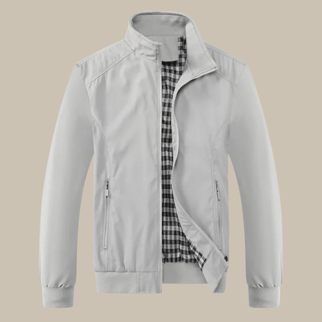 Weiße Herrenjacke mit Stehkragen, Reißverschluss und kariertem Innenfutter, modisch und elegant.