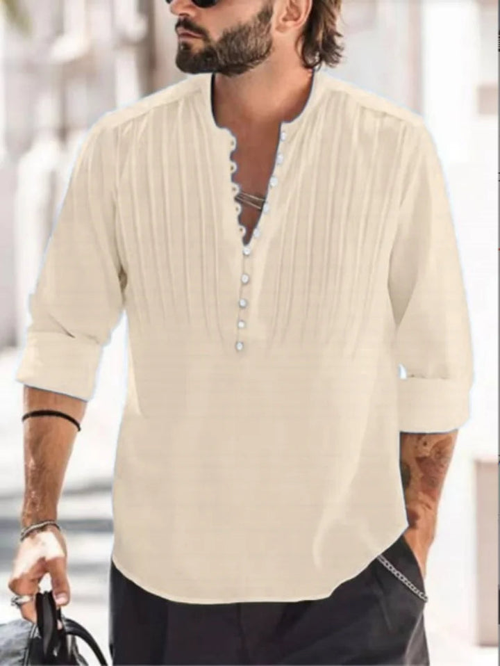 Mann in weißem Leinenhemd mit Stehkragen und Knopfleiste, lässiger Sommerlook.