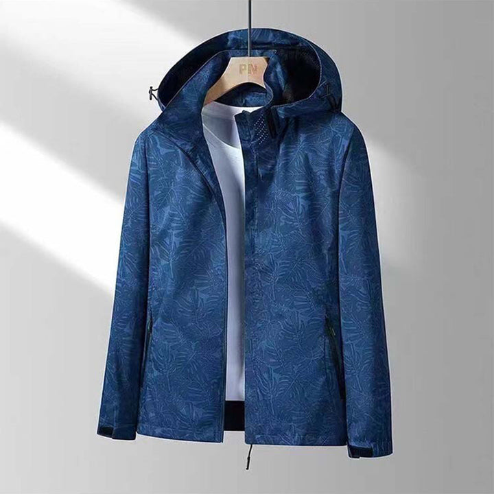 Dunkelblaue Herrenjacke mit Kapuze, floralem Muster, ideal für Outdoor-Aktivitäten.